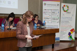 Isabel Abad presenta la mesa redonda "Innovación y emprendimiento social". Seminario "Emprende 21". Facultad de Ciencias Económicas y Empresariales. Noviembre de 2016