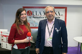 José Ángel Narváez con una periodista de Aula Magna. Jornadas de Puertas Abiertas de la Universidad de Málaga. Complejo Polideportivo Universitario. Abril de 2018