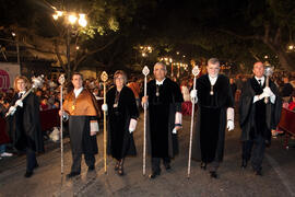 Adelaida de la Calle, José Manuel Roldán y Antonio Ramírez de Arellano junto a otros representantes de la Universidad de Málaga en el desfile procesional de la Hermandad de los Estudiantes. Málaga. Abril de 2014