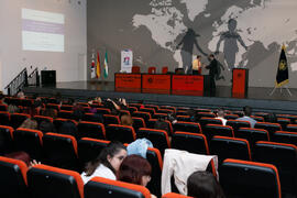 Víctor Fernando Muñoz presenta la conferencia de Dong Sung Cho. Jornada de celebración del Décimo Aniversario de colaboración de la Universidad de Málaga y la Universidad Nacional de Incheon. Complejo de Estudios Sociales y Comercio. Octubre de 2019