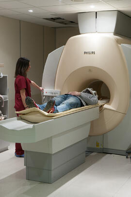 Resonancia magnética. Centro de Investigaciones Médico Sanitarias. Campus de Teatinos. Diciembre de 2016