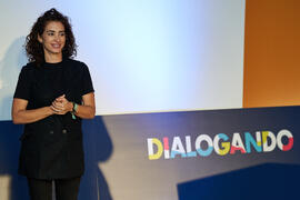 Intérprete de signos. Conferencia "Dialogando" con Clara Grima. Escuela de Ingenierías Industriales de la Universidad de Málaga. Mayo de 2024