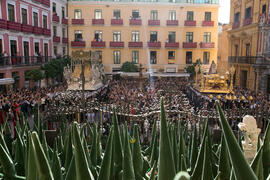 Trono de Ntra. Sra. de Gracia y Esperanza y Trono del Santo Cristo Coronado de Espinas. Acto de la Hermandad de los Estudiantes en la Catedral. Plaza del Obispo, Málaga. Abril de 2019