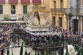 Trono de Nuestra Señora de Gracia y Esperanza. Acto de la Hermandad de los Estudiantes en la Catedral. Plaza del Obispo, Málaga. Abril de 2022