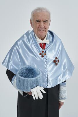 Retrato de Antonio García Berrio previo a su investidura como "Doctor Honoris Causa" por la Facultad de Filosofía y Letras de la Universidad de Málaga. Edificio del Rectorado. Junio de 2024